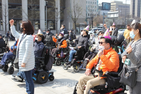 1일 광화문 광장 앞에서 장애인의 평생교육 지원을 향한 투쟁의 목소리가 울려 퍼졌다.