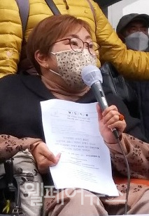 20일 시각장애인 안내견 국회 출입 문제에 대해 장애인차별금지추진연대 박김영희 상임대표의 분노의 외침이 울려 퍼졌다.