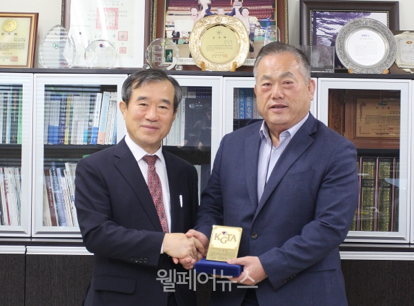 복지TV 최규옥 회장(오른쪽)과 한국보석협회 홍재영 회장이 기념사진을 촬영하고 있다.