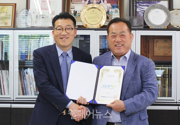복지TV 최규옥 회장이 김선우 사장에게 임명장을 전달하고 기념사진을 촬영하고 있다.