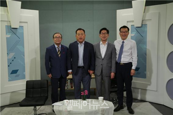 (왼쪽부터)정경수 고문, 최규옥 회장, 양승조 도지사, 김선우 사장.
