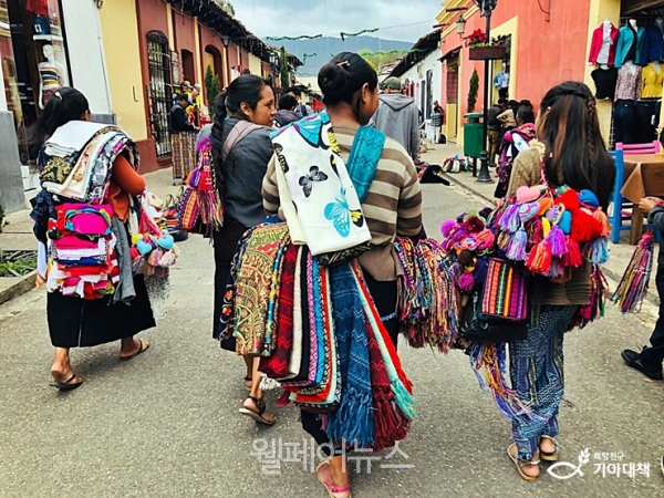 디아펠리즈 제품을 생산하는 멕시코 치아파스 지역 현지 주민들. ⓒ희망친구 기아대책