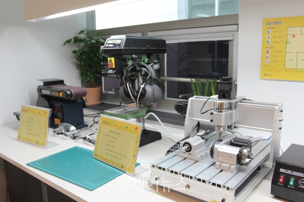 보조기기 제작을 위해 사용될 벨트 샌딩기(왼쪽)와 드릴링 머신.