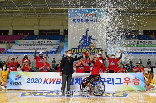 한국휠체어농구연맹 최욱철 총재(왼쪽)가 서울시청 조승현 선수에게 우승컵을 전달하고 있다.  ⓒ서울특별시장애인체육회