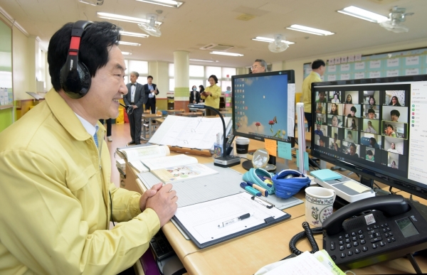 회룡초등학교 온라인 원격수업 직접 참여 체험 중인 안병용 의정부시장
