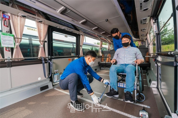 서울장애인버스에 탑승 중인 휠체어 이용자. ⓒ서울시