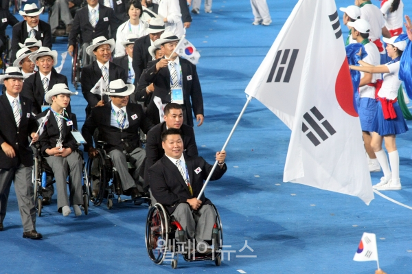 박종철 선수촌장이 2008 베이징 패럴림픽대회 개회식에서 대한민국 선수단 기수로 입장하고 있는 모습. ⓒ대한장애인체육회