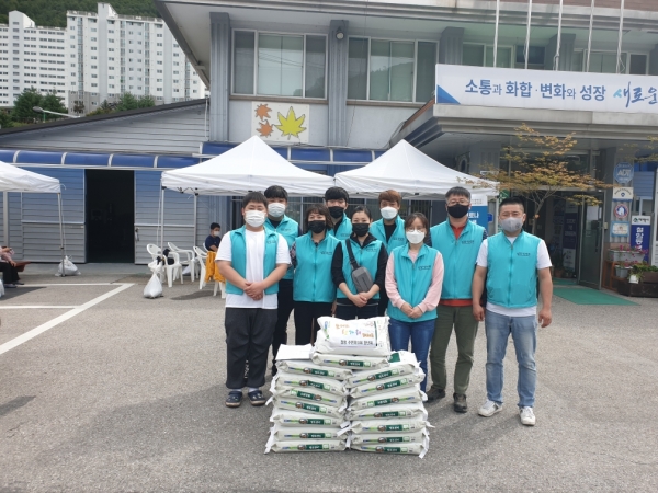 철암동 청년회, 저소득층 쌀 전달 사진(제공=태백시)