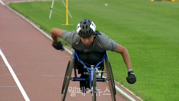 남자 5,000m T54 종목에서 동메달을 따낸 김병훈 선수.<br>