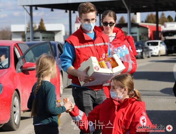 루마니아적십자사 자원봉사자들이 루마니아 Petea 지역에서 피난민들에게 음식과 물을 제공하고 있다. ⓒ국제적십자사연맹 Shared Red 플랫폼