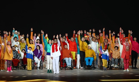 4일 오후 8시(현지 시간) 중국 베이징 국립체육관에서 개최된 ‘2022 베이징 동계패럴림픽’ 개막식 공연자들의 손에서 등장한 역대 패럴림픽에서 가장 작은 아지토스. ⓒ대한장애인체육회