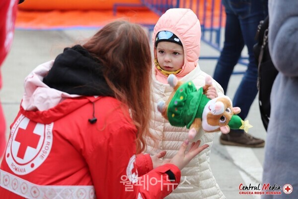 루마니아적십자사 봉사원이 국경지대에 도착한 우크라이나 피난민 어린이에게 인형을 제공하며, 심리적 안정을 되찾아주기 위해 노력하고 있다. ⓒ루마니아적십자사