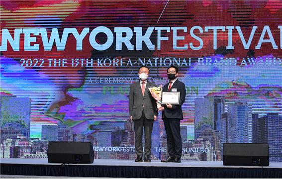 여수시가 대한민국 국가브랜드 대상 시상식에서 7년 연속 ‘국제해양관광휴양도시 부문 대상’을 수상했다.(사진=여수시 제공)