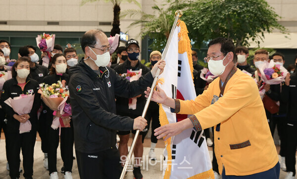 심계원 선수단장(왼쪽)이 한국농아인스포츠연맹 이종학 회장에게 단기를 반납하고 있다. ⓒ대한장애인체육회