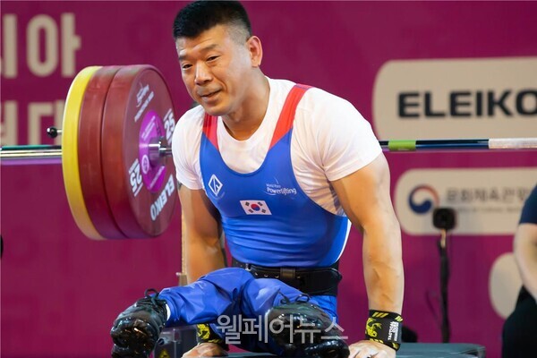 남자 개인전 -54kg 합산기록 부문 금메달을 따낸 최근진 선수. ⓒ대한장애인역도연맹
