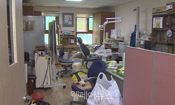 치과 봉사를 위해 마련된 진료실 장비들도 침수 피해를 입었다.