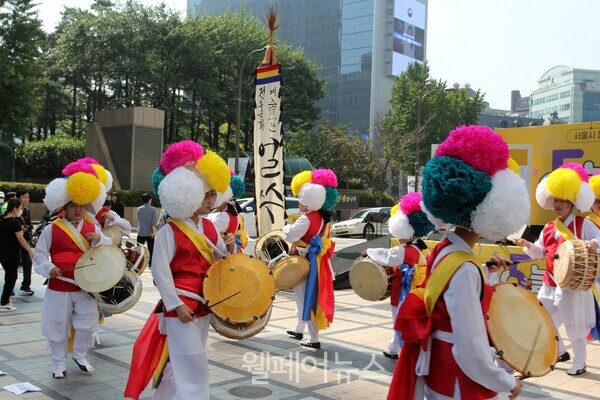 발달장애인 전통문화예술단 '얼쑤'가 식전 공연을 펼치고 있다.