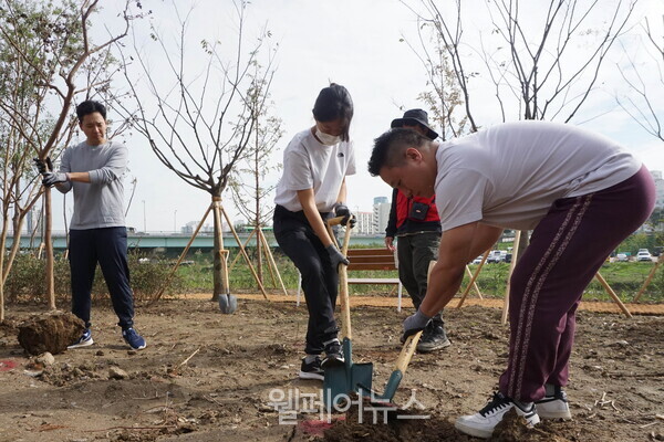 NICE그룹 임직원이 ‘나이스한 숲’ 조성사업 활동으로 나무를 심고 있다. ⓒ서울 사회복지공동모금회