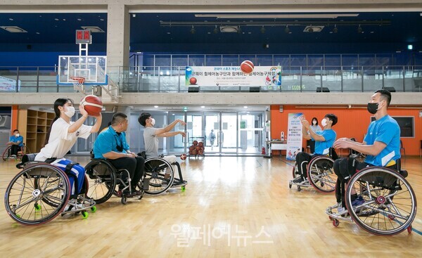 코웨이가 서울시립대학교 스포츠과학과 학생들을 대상으로 휠체어농구 체험교실을 진행했다. 체험 프로그램에 참여한 학생들이 경기용 휠체어에 탑승해 휠체어농구를 체험하고 있다. ⓒ코웨이