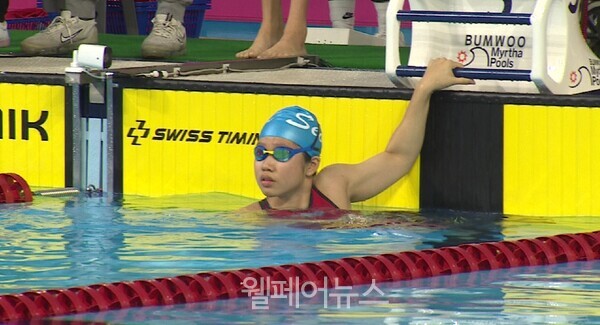 김윤지 선수가 혼성 계영 200m 20point 종목에서 출전을 기다리고 있다.