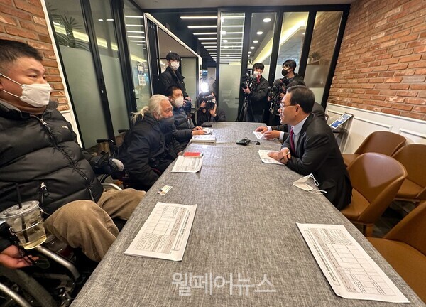 지난달 30일 전국장애인차별철폐연대 대표단과 국민의힘 주호영 원내대표가 서울 여의도에서 장애인권리예산 관련 면담을 진행하고 있다. ⓒ전국장애인차별철폐연대