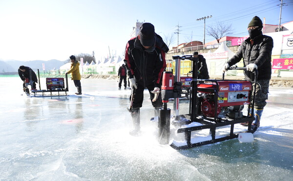 지난 2019년 산천어축제장에서 행복일자리에 참여한 화천군민들이 얼음판 천공작업을 하고 있다. ⓒ 화천군