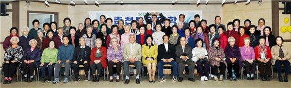   2022년 춘천노인대학 졸업 기념 단체사진 ⓒ 춘천시