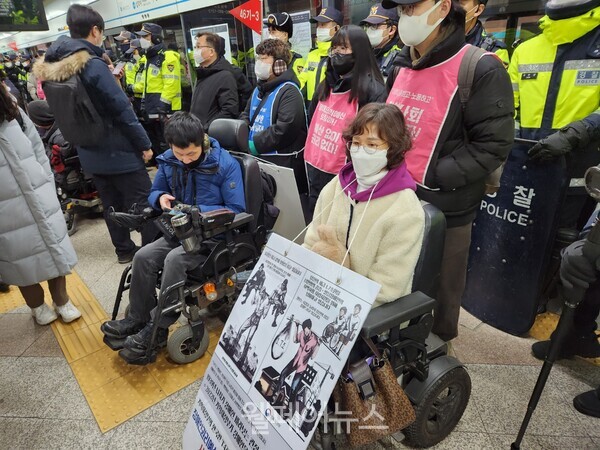 지난 2일 삼각지역 승강장에서 진행된 ‘장애인권리예산·입법쟁취 1박 2일 1차 지하철 행동’ 현장. 서울교통공사와 경찰이 전국장애인차별철폐연대 활동가들의 지하철 승차 시위를 막아섰다.