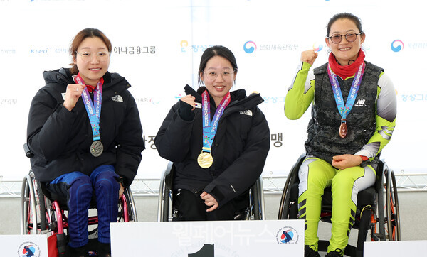 11일 열린 여자 바이애슬론 중거리 7.5km 좌식 시상식 현장. 금메달을 획득한 김윤지 선수(오른쪽)가 웃음을 보이고 있다. ⓒ대한장애인체육회