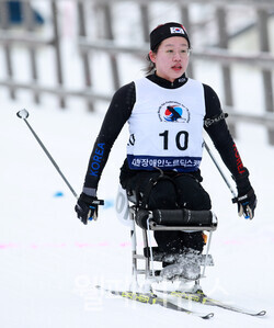 지난 10일 여자 바이애슬론 스프린트 4.5Km 좌식 경기에 출전한 김윤지 선수. ⓒ대한장애인체육회