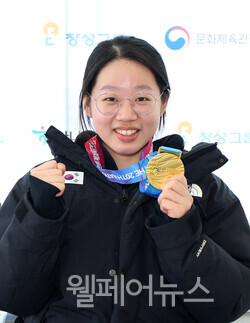 김윤지 선수가 금메달을 들어올리며 앞으로의 의지를 다지고 있다. ⓒ대한장애인체육회