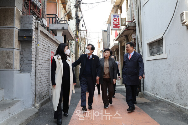 서울역 인근 쪽방촌을 방문하고 있는 서울시의회 보건복지위원회 의원들. ⓒ강석주 의원실