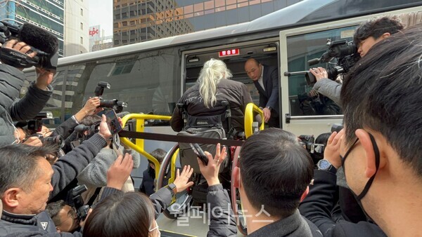 박경석 상임공동대표 휠체어 리프트를 이용해 호송차량에 타고 있다. ⓒ전국장애인차별철폐연대