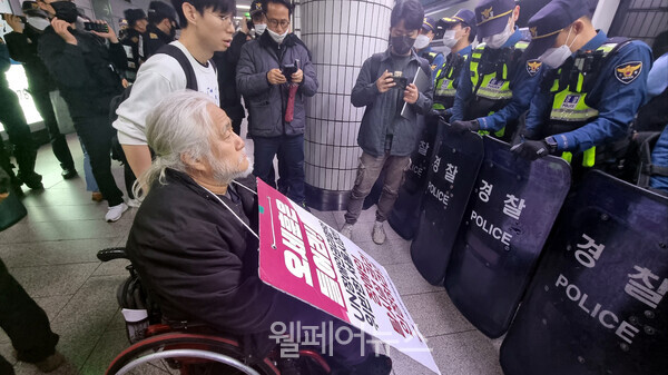 박경석 상임공동대표의 지하철 탑승을 막아서 경찰. ⓒ전국장애인차별철폐연대