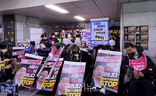 활동가들이 서울시청역에서 투쟁 선포에 나선 모습. ⓒ전국장애인차별철폐연대
