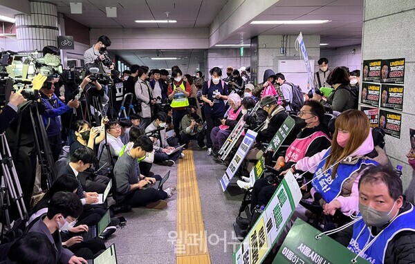 지난 23일 서울시청역에서 지하철 탑승 선전전에 나선 활동가들. ⓒ전국장애인차별철폐연대