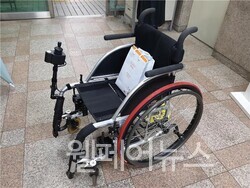 휠체어 동력보조장치. ⓒ한국장애인단체총연맹