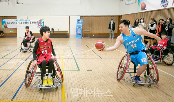 주니어나이츠 소속 유소년 선수들이 휠체어농구를 체험하고 있다. ⓒ코웨이
