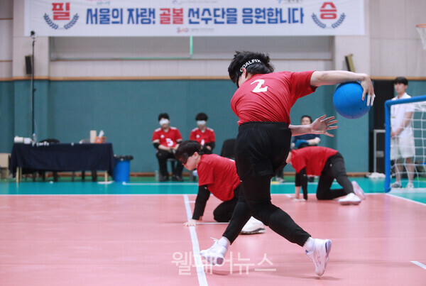 자넌 19일 울산장애인체육관에서 열린 제17회 전국장애학생체육대회 골볼 남자(초·중·고등부) 결승에서 우승한 서울시 선수들의 경기 모습. ⓒ대한장애인체육회