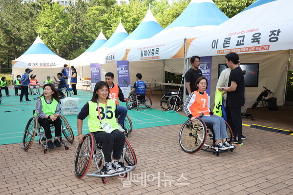 장애인스포츠 인권 페스티벌 참가자들이 휠체어 체험을 하고 있다. ⓒ대한장애인체육회