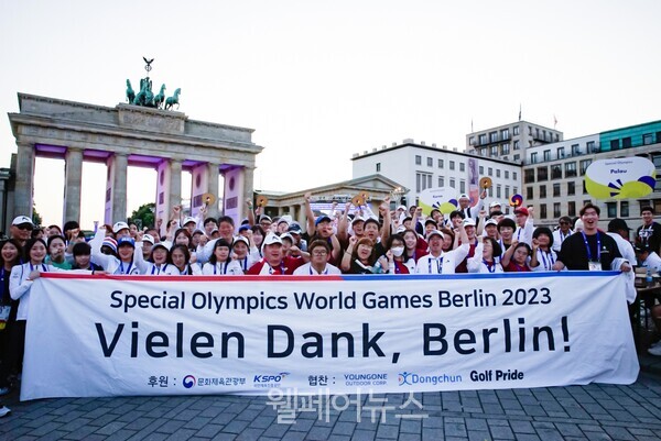 지난 25일 2023 베를린 스페셜올림픽 세계하계대회 폐막식이 열린 브란덴부르크 문에서 스페셜올림픽코리아 대한민국 대표 선수단이 단체 사진을 촬영하고 있다. ⓒ스페셜올림픽코리아