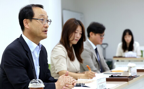 발달장애인 긴급돌봄 시범사업 현장을 방문한 전병왕 사회복지정책실장. ⓒ보건복지부