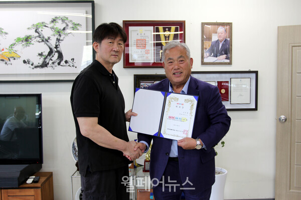 복지TV 최규옥 회장(오른쪽)과 김진홍 신임 자문위원장이 기념사진을 촬영하고 있다.