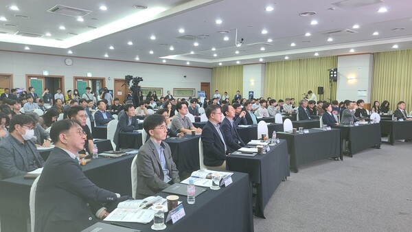 '광주·전남 반도체산업 육성전략 포럼' 참석자들이 발제자들의 발표를 듣고 있다. Ⓒ김기준 기자