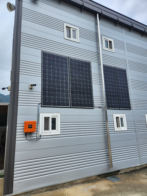 CIGS 박막형 태양광 모듈을 벽면에 시공 설치한 모습