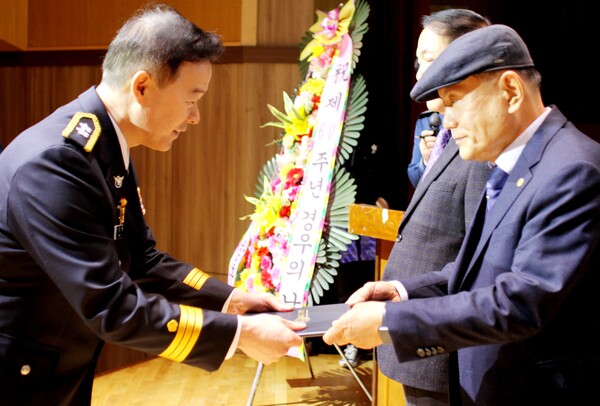 한창훈 광주경찰청장이 제60주년 경우의 날 기념식에 참석해 감사장을 수여하고 있다.Ⓒ김기준 기자