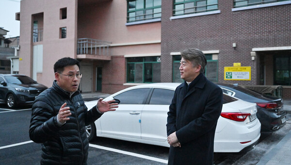 김이강 서구청장(오른쪽)이 공유주차장 이용실태를 확인하기 위해 현장을 방문했다. Ⓒ서구청