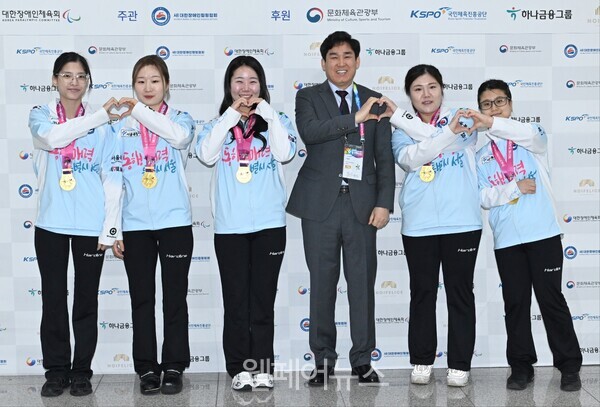 제21회 전국장애인동계체육대회 MVP를 수상한 서울 여자청각장애컬링팀. ⓒ대한장애인체육회