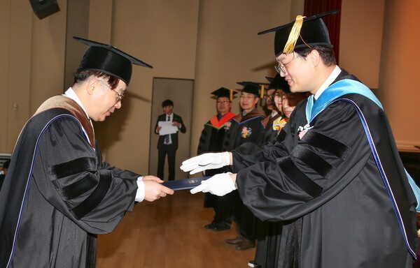 김동진 광주대총장(오른쪽)이 학위를 수여하고 있다  ⓒ광주대학교