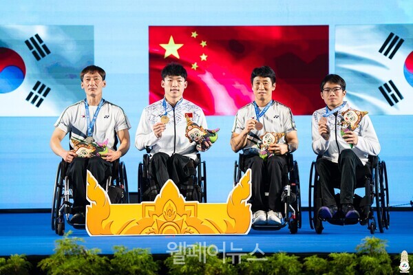 WH1 남자 단식 은메달 최정만 선수(왼쪽 첫 번째), 동메달 정재군 선수(왼쪽 세 번째). ⓒ대한장애인배드민턴협회